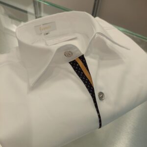 M501 bela srajca z detajlom