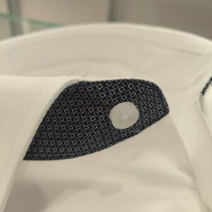 Alternative view of M502 bela srajca z detajlom