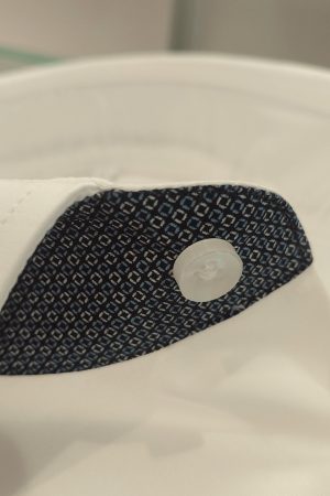 Alternative view of M502 bela srajca z detajlom