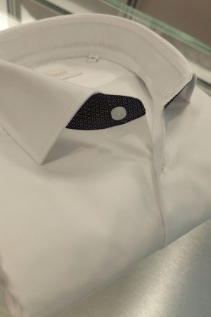 M502 bela srajca z detajlom
