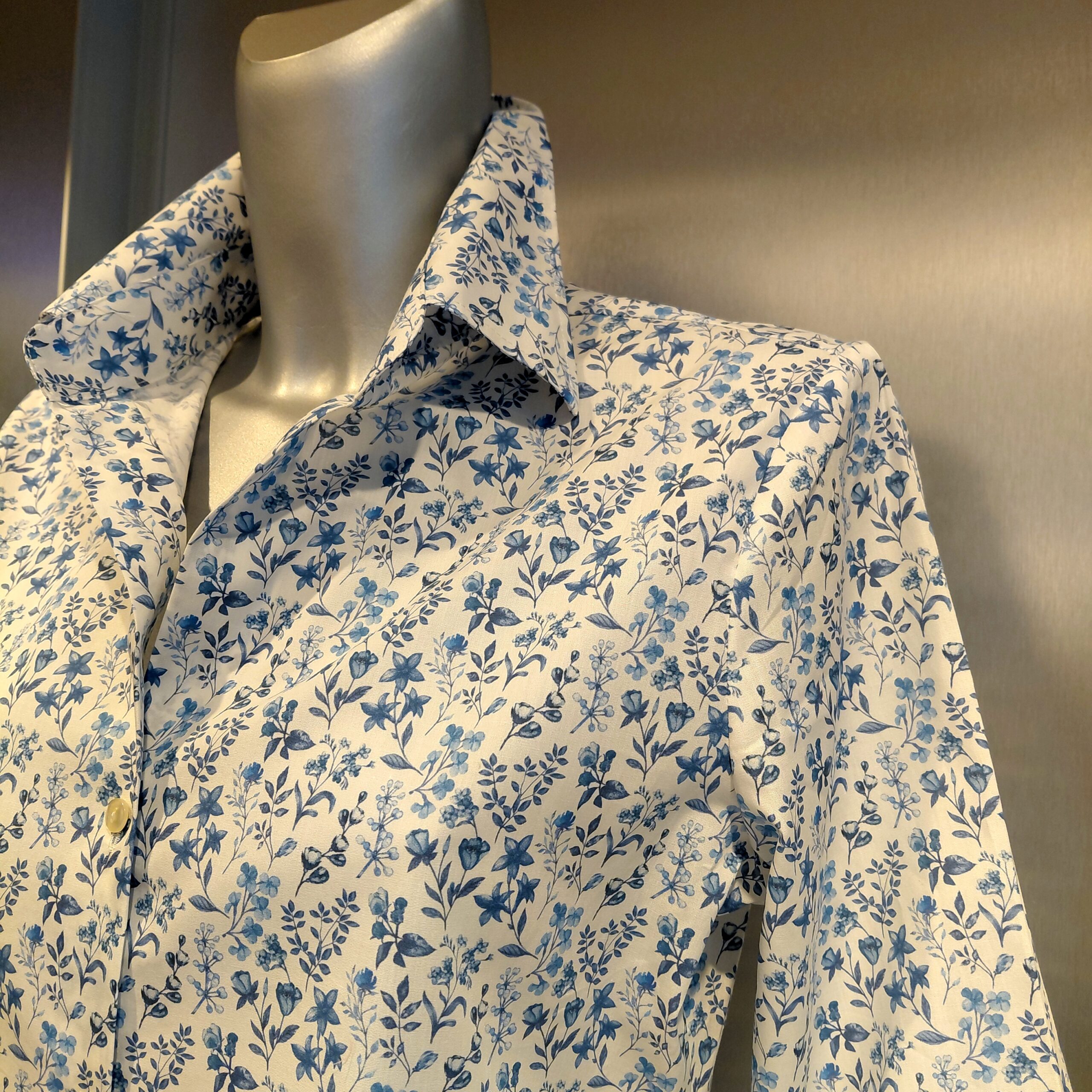 W070 vzorčasta bluza - slika 2